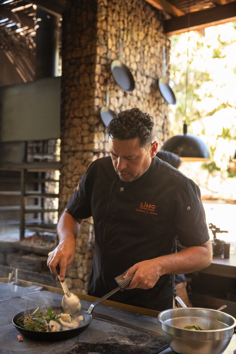 &nbsp;El chef Guillermo J. Gómez en su cocina de Limo / Foto: Cortesía