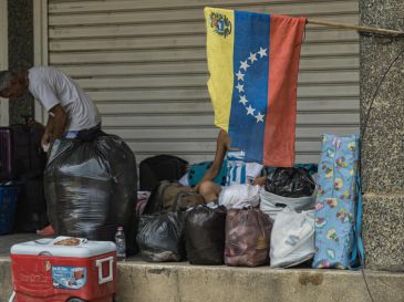 Fotografía de archivo en la que se captó a una pareja en una zona afectada por los terremotos del pasado 24 de junio en Venezuela, en Tanaguaneras. EFE/H. Chirinos