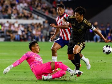 Tala Rangel detiene el avance de Heung-Min Son en una jugada del encuentro. EFE/C. Torres