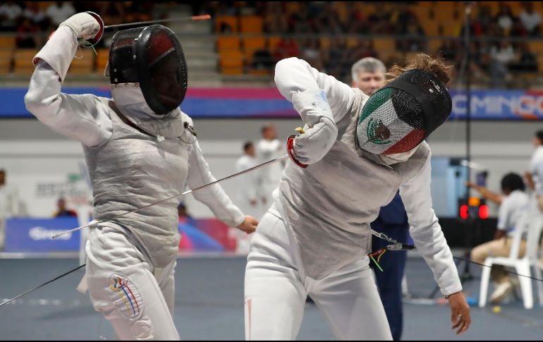 Dentro del Pabellón de Esgrima de Santo Domingo, Nataly Michel, Jimena Torres, Georgina Morales y Natalia Botello sobrevivieron a una intensa Final por equipos contra Venezuela para llevarse el oro con el florete. EFE/ R. Sura.
