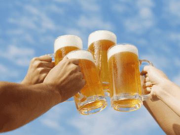 A pesar de los retos económicos recientes, México mantiene su corona indiscutible como el mayor exportador de cerveza a nivel mundial. CANVA