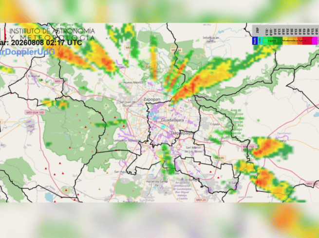 La lluvia registrada durante la noche de este viernes ya generó afectaciones a la circulación vial en diferentes puntos de la Zona Metropolitana de Guadalajara. IAM