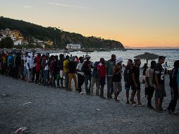 De acuerdo con estimaciones oficiales, alrededor de sesenta mil personas llegaron desde Marruecos hacia Ceuta en apenas unos días. AP/ARCHIVO