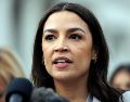 Fotografía de archivo en la que se captó a la congresista demócrata Alexandria Ocasio-Cortez, durante una rueda de prensa, a las afueras del Capitolio, en Washington DC. EFE/W. Olíver