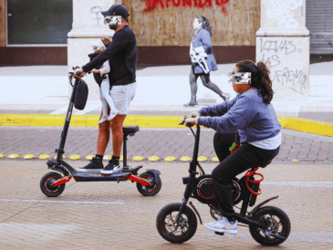 Las familias y deportistas de la Vía RecreActiva han identificado que el exceso de velocidad de los patines eléctricos y el tránsito desordenado de ciclistas constituyen las mayores amenazas durante las jornadas recreativas. ESPECIAL