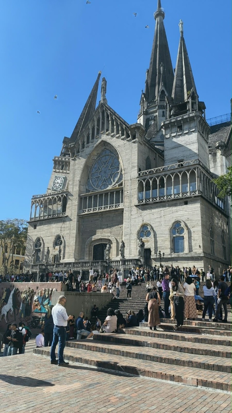 Personas esperan frente a la Catedral Basílica Metropolitana de Nuestra Señora del Rosario tras un fuerte temblor este lunes, en Manizales. EFE / STR
