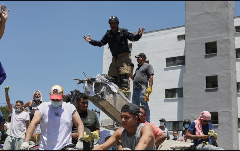Líderes políticos enviaron mensajes de solidaridad y manifestaron su disposición de ayudar a Colombia tras el sismo de magnitud 7.4. AP / S. Saldarriaga