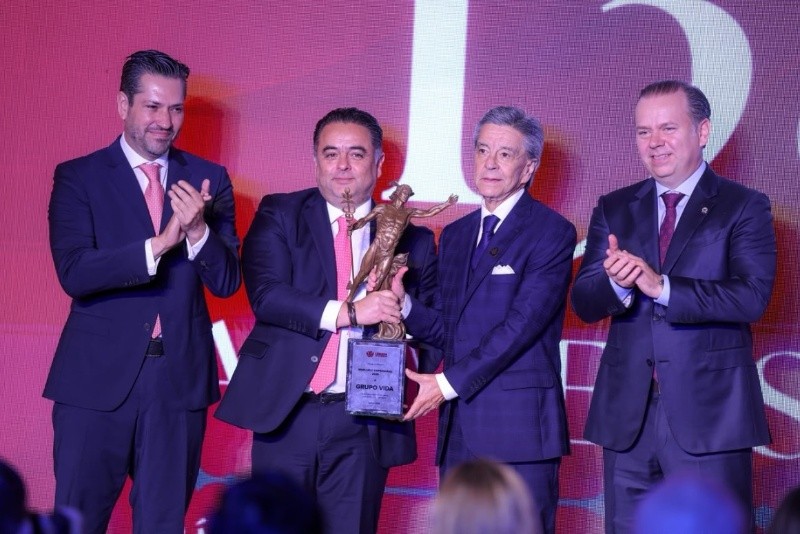 Felipe Gómez Fajardo y Felipe Gómez García, de Grupo Vida, recibieron el Mercurio Empresarial. EL INFORMADOR/A. Navarro&nbsp;