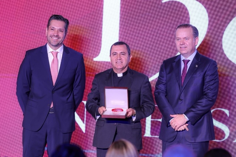 &nbsp;José de Jesús Cortés Tomé recibió en representación de Cáritas Guadalajara la Medalla de Honor en el marco de su 50 aniversario. EL INFORMADOR/A. Navarro