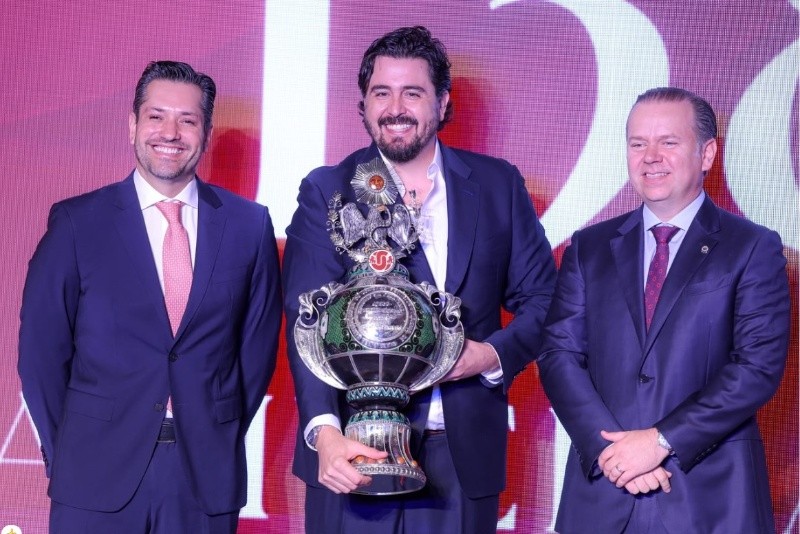 &nbsp;Amaury Vergara recibió, en representación de su padre, Jorge Vergara, el reconocimiento Mexicano sin Fronteras. EL INFORMADOR/A. Navarro