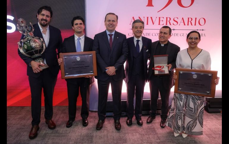 Los cuatro empresarios jaliscienses y representantes de la asociación civil que recibieron reconocimientos posan ante los medios. EL INFORMADOR/A. Navarro