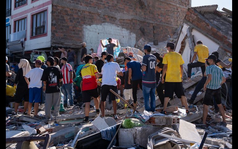 El terremoto en Colombia dejó mil 575 viviendas averiadas y 37 completamente destruidas, además de 61 edificios colapsados, 18 centros de salud y 52 centros educativos averiados. EFE/L. Castañeda