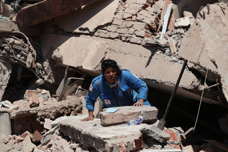 Un rescatista busca sobrevivientes tras el terremoto que sacudió Cali, Colombia, el lunes 10 de agosto de 2026. AP/S. Saldarriaga