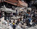 Personas buscan entre los escombros de una edificación colapsada por el terremoto de este lunes. EFE