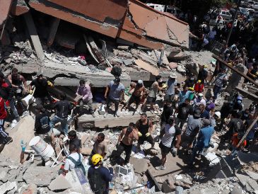 Personas buscan entre los escombros de una edificación colapsada por el terremoto de este lunes. EFE