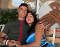Cristiano Ronaldo y Georgina Rodríguez confirmaron su matrimonio publicando una imagen de sus alianzas de oro. El anuncio sella casi una década de relación y acalla los rumores de una boda secreta en Portugal. ESPECIAL/ Instagram/ georginagio