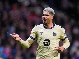 Ronald Araújo, jugador del Barcelona, reacciona durante el partido de ida de la semifinal de la Copa del Rey entre el Atletico de Madrid y el Barcelona. AP/ARCHIVO