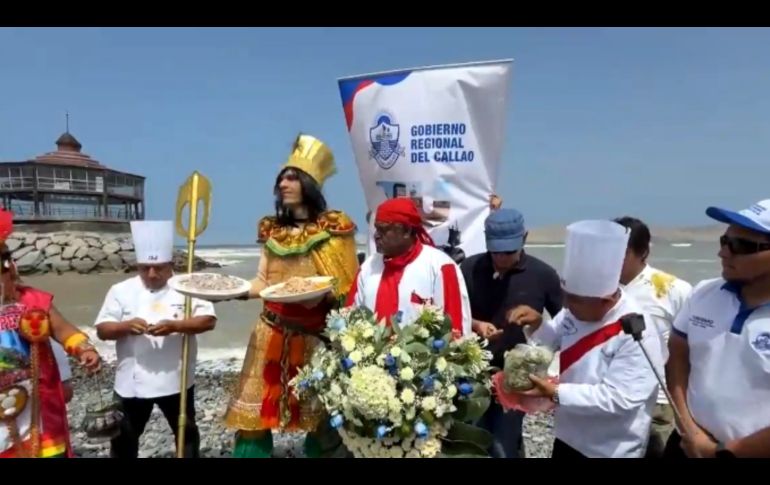 Los cocineros llevaron tazones plateados con ceviche que ofrecieron al Pacífico y también arrojaron a las aguas oceánicas una corona de flores. ESPECIAL