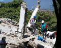 Socorristas utilizan un detector de vibraciones y sonidos durante una jornada de búsqueda entre los escombros de una edificación tras el terremoto que azotó Colombia. EFE/E. Guzmán