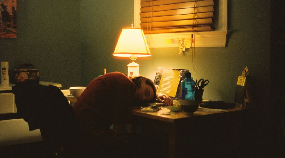 El cambio en los hábitos de descanso tuvo otro efecto: los estudiantes redujeron su uso de pantallas durante la noche. UNSPLASH