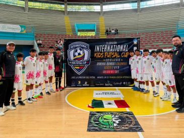 Tres de los futbolistas infantiles, identificados como Tavito, Eiden y Chuky, grabaron un video en representación de todos sus compañeros de equipo. FB/Anareli Granados,