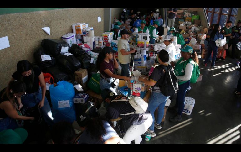 Personas organizan insumos en un centro de acopio este martes, en Cali. EFE/E. Guzmán