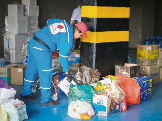 La Cruz Roja se ha encargado de organizar las donaciones en un centro de acopio en Bogotá, Colombia. AFP