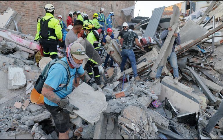 Edificios y casas afectadas, tras un terremoto de magnitud 7,4 que sacudió al país, en Pereira, Colombia. EFE/ C. Ortega