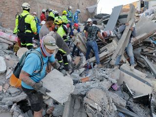 Edificios y casas afectadas, tras un terremoto de magnitud 7,4 que sacudió al país, en Pereira, Colombia. EFE/ C. Ortega