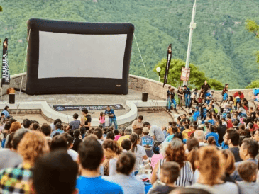 Ver una película al aire libre, recostado sobre el pasto y bajo el cielo estrellado, es una experiencia que se puede disfrutar en Guadalajara. ESPECIAL/ FACEBOOK / Cinema Live Guadalajara