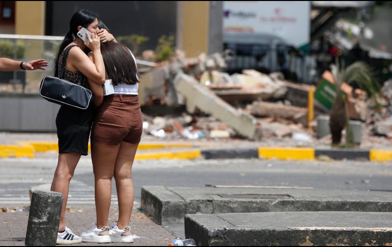 Una mujer abraza a otra en una zona afectada por el terremoto de magnitud 7,4 del pasado lunes, este miércoles en Cali, Colombia. EFE/ E. Guzmán