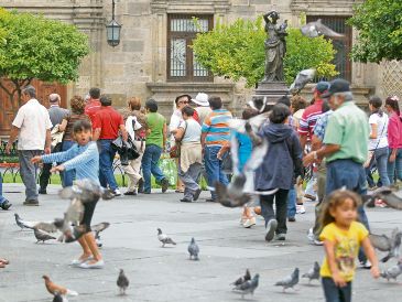 Durante esta temporada, el Centro Histórico de Guadalajara suele llenarse de paseantes. EL INFORMADOR