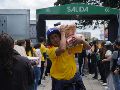 Personas organizan insumos en un centro de acopio en Bogotá. Cajas de alimentos, pañales y artículos de aseo son algunas de las ayudas que cientos de voluntarios reunieron en el estadio Nemesio Camacho El Campín. EFE/ P. Seco