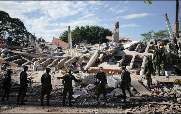 Soldados retiran escombros tres días después del terremoto que azotó Cali, Colombia, el jueves 13 de agosto de 2026. AP/I. Valencia