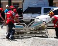 Un grupo de brigadistas traslada una camilla este jueves en el Hospital Universitario del Valle (HUV), afectado tras el terremoto en Cali. EFE/E. Guzmán