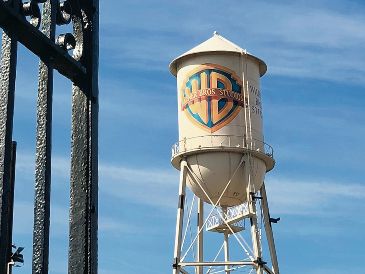 Toma aérea del logo de Warner Bros. Discovery, cuya fusión con Paramount podrá concretarse si ambas compañías superan la demanda interpuesta en su contra por 12 estados de EU. ESPECIAL
