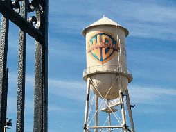 Toma aérea del logo de Warner Bros. Discovery, cuya fusión con Paramount podrá concretarse si ambas compañías superan la demanda interpuesta en su contra por 12 estados de EU. ESPECIAL