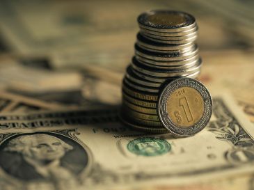 El superpeso acumula una ganancia de 0.9% en las últimas cuatro jornadas y una apreciación de 5.7% en lo que va de 2026, colocándose como la sexta divisa con mejor desempeño, según datos de Bloomberg. ESPECIAL / CANVA