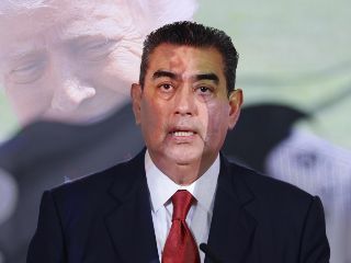 El comisionado del Instituto Nacional de Migración (INM), Sergio Salomón Céspedes, habla durante una rueda de prensa este viernes. EFE / Mario Guzmán / ARCHIVO
