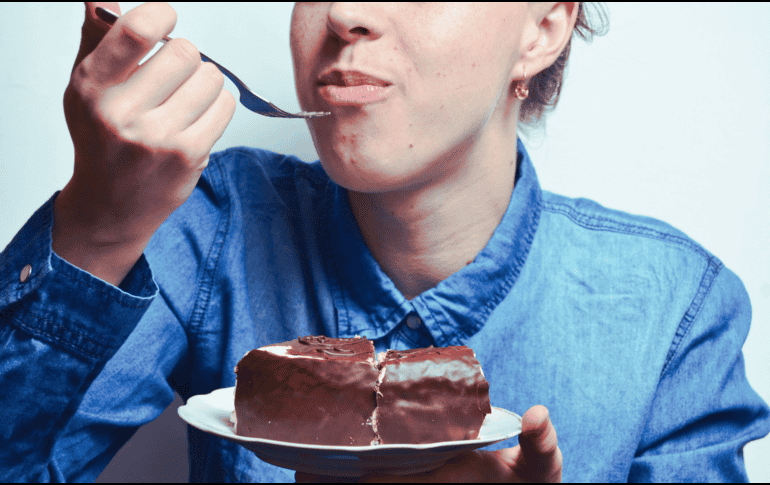 Prohibir un alimento por completo suele generar niveles altos de ansiedad, lo que frecuentemente desemboca en atracones severos y desórdenes alimenticios. ESPECIAL / CANVA