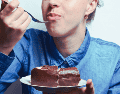 Prohibir un alimento por completo suele generar niveles altos de ansiedad, lo que frecuentemente desemboca en atracones severos y desórdenes alimenticios. ESPECIAL / CANVA