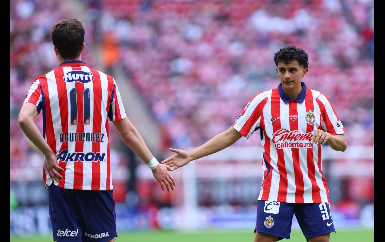 Brian Gutierrez y Richard Ledezma, durante el partido correspondiente a la jornada 2 del torneo Apertura 2026 de la Liga BBVA MX. IMAGO7