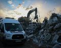 Los equipos de rescate buscan sobrevivientes entre los escombros tras un sismo. ESPECIAL / CANVA