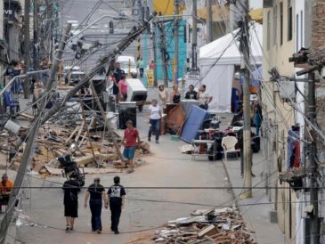 Personas caminan frente a edificaciones afectadas por el terremoto de magnitud 7.4 este viernes en Pereira, Colombia. EFE/C. Ortega