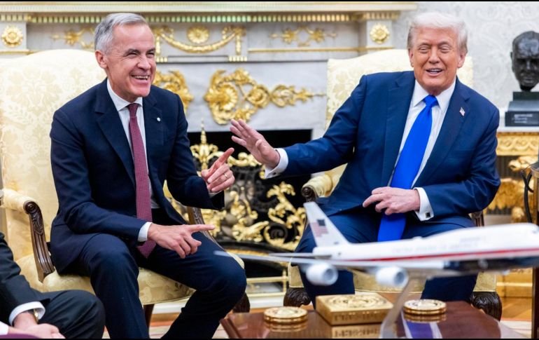 Imagen de archivo del presidente de Estados Unidos, Donald Trump, junto con el primer ministro canadiense, Mark Carney en la Casa Blanca en Washington. EFE/S. THEW