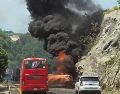 Una volcadura de tractocamión, seguida de un incendio, provocó el cierre de la autopista a la altura de Tuxpan. ESPECIAL/ UEPCBJ.