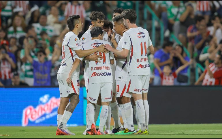 Chivas sufrió ante Santos, pero un penal convertido por Ricardo Marín en el cierre le dio el triunfo en Torreón. IMAGO7.