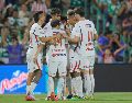 Chivas sufrió ante Santos, pero un penal convertido por Ricardo Marín en el cierre le dio el triunfo en Torreón. IMAGO7.