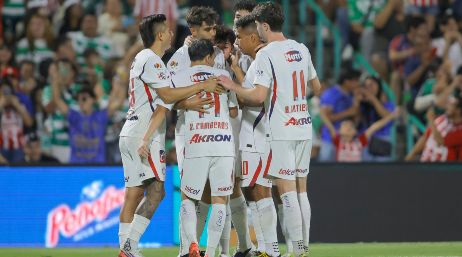 Chivas sufrió ante Santos, pero un penal convertido por Ricardo Marín en el cierre le dio el triunfo en Torreón. IMAGO7.