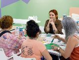 La artista Alejandra Ruiz Rincón involucra a las asistentes en el proceso creativo. CORTESÍA